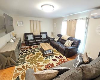 Harbor ViewCharming 3-bedroom house in delightful Acadia Area AC, WiFi - Ellsworth - Living room