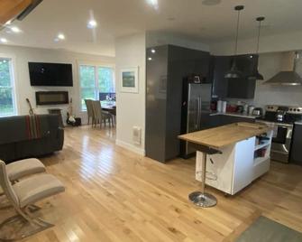 Joly Home in the heart of Chelsea village. Near all the amenities. - Chelsea - Kitchen