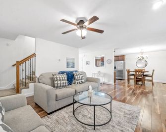 The Fox House (615 Fox Path) Spacious 3- - Clarksville - Living room