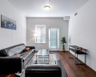 Relaxing 3br Apartment With Pool & Wifi - Greeley - Living room