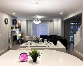 Flowealth Property Luxury Villa Near Lak - Calgary - Dining room