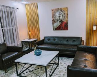 Modern Luxe Family & Groups Friendly Bungalow with Patio & Workspace - Marietta - Sala de estar