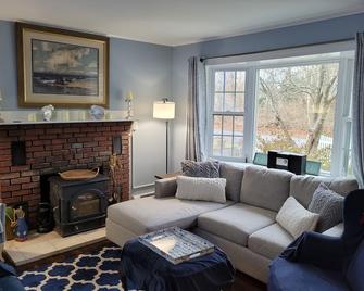 Cozy Cottage Near the Beach - Hampton Bays - Living room