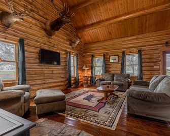 Cozy Cabin- Classic Log Cabin, Great Location close to Cody! - Cody - Living room