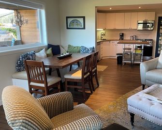 Cozy & Quaint 3 Bedroom Suite - Lake Country - Wohnzimmer
