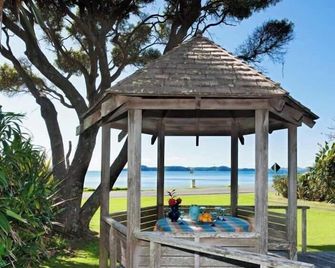 Beachside Bach - Russell - ลาน