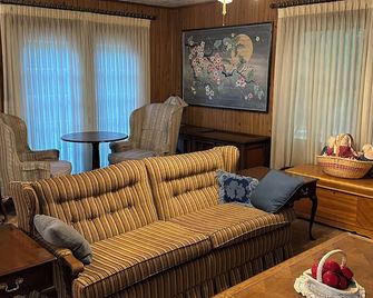 The Farmhouse. Vintage 3-bedroom with WiFi. Mt Airy outskirts. Vineyards nearby. - Mount Airy - Obývací pokoj