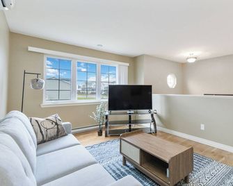 Comfortable, Spacious 3 bedroom Home - Moncton - Living room