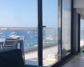 This apartment is a 2 bedroom(s), 1 bathrooms, located in Il-Mellieħa, null. - Ħamrun - Balkon