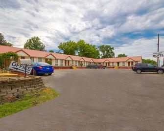 Sunflower Motel Hiawatha By OYO - Hiawatha - Edificio