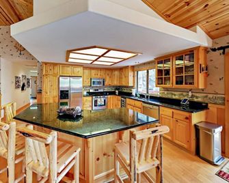 Teakwood Cozy Wood Cabin with Fireplace - Big Bear Lake