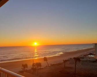 3 Beds Luxury Oceanfront Kitchen Ideal 4 Long Stay - Daytona Beach - Beach