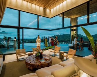 Surf Synergy - Jacó - Sala de estar