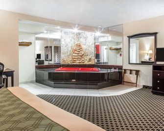 Econo Lodge - West Haven - Bedroom