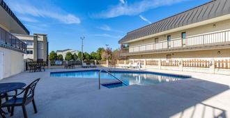 佛羅倫斯戴斯酒店 - 弗羅倫斯 - 佛羅倫斯（南卡羅來納州） - 游泳池