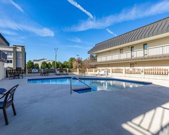Days Inn by Wyndham Florence/I-95 North - Florence - Piscina