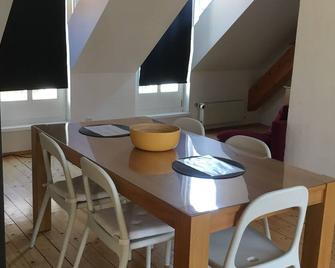 Dachapartment mit 2 Schlafzimmern - Graz - Dining room