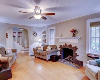 Historic 3 BR Home w/ Game Room Near Millikin Univ. - Decatur - Living room