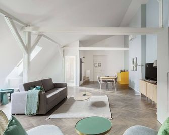 Limehome Prague Múza - Prague - Living room