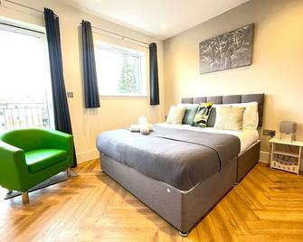 Urban Living with Wi-Fi, Balcony & Parking - Rickmansworth - Bedroom