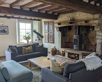 Historic Farmhouse set in a private & quiet rural setting, pet friendly. - Picauville - Huiskamer