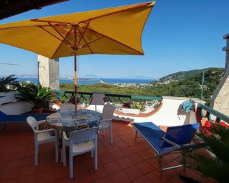 Flat with large terrace and sea view - Barano d'Ischia - Balcone
