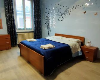 Piacenza: Three rooms in close proximity to the historical - Piacenza - Camera da letto
