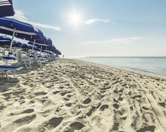 Hotel Dei Bizantini - San Pietro in Bevagna - Playa
