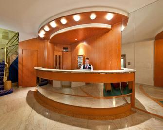 Hotel Boulevard Stuttgart - Stuttgart - Front desk