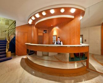 Garner Hotel Stuttgart - Boulevard by IHG - Stuttgart - Front desk