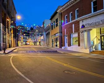 The Signature Queen with Mountain Views - Bisbee - Outdoors view