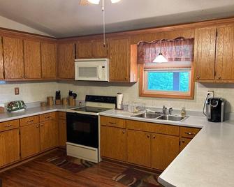 .25 miles from lake with public boat launch, Henderson ramp 12 min drive - Henderson - Kitchen