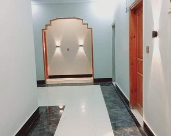 Cosy Inn Millennium - Karachi - Hallway