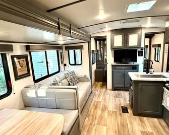 Camper in Zephyrhills with Wi-Fi - Zephyrhills - Wohnzimmer