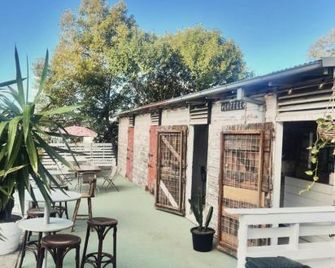 The Family Hotel - Maitland - Патіо