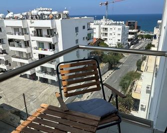Charming 2-bedroom apartment in nice Kyrenia District with WiFi, AC - Kyrenia - Balcony