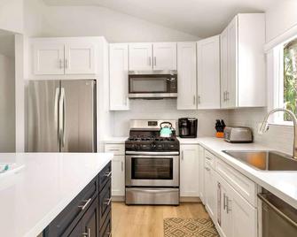 Experience Modern Luxury at Desert Hideaway - Palm Springs - Kjøkken