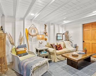 Classic Waterfront Cottage Private Pool Near Beach Water Views - Emerald Isle - Living room