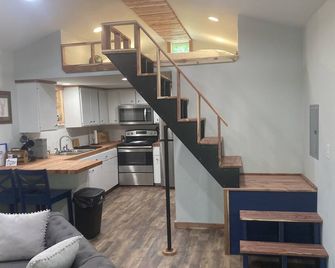 Grain Bin tiny home! - West Siloam Springs - Kitchen