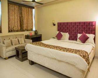 Capital O 4381 Hotel Parashar - Nagpur - Bedroom