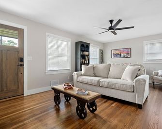 At Home in Acworth! - Acworth - Living room