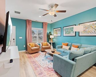 5br New Home W/ Hot Tub + Game Room + Fire-Pit & Bbq Grill - Sleeps 16 - Charlotte - Living room