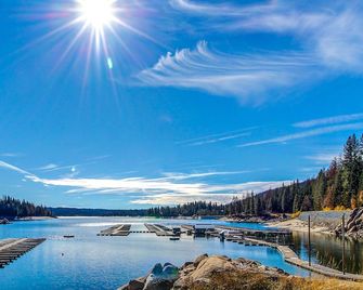 3BR Huntington Lake condo with mountain views, WiFi, 2 decks, private W/D - Lakeshore - Pool