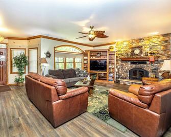 Luxury Private Estate - Black River Falls - Living room