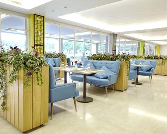 Maxonehotelscom Resort Makassar - Makassar - Lounge