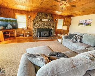 Pike Shores Lakeside Getaway, waterfront Cabin! - Park Falls - Sala de estar