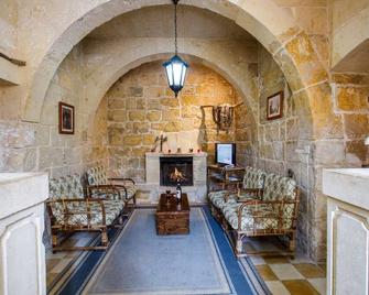 Gozo, semi detached farmhouse with sunny terraces and free internet access. - Kerċem - Sala de estar