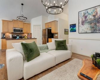 'Fortress' 2Bdrm w/Barrel Sauna! - Cochrane - Living room