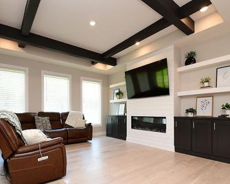 6 Bedroom New Spacious Home (7beds) - Elkhorn - Living room