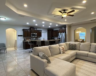 3 bedrooms, 2 baths, open concept kitchen and living - Brownsville - Living room